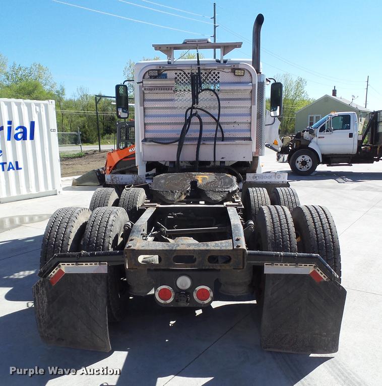 image for item L5536 2005 Freightliner Columbia semi truck