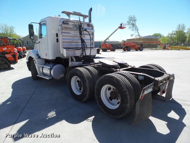 image for item L5536 2005 Freightliner Columbia semi truck