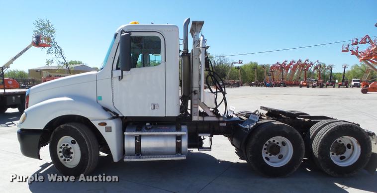 image for item L5536 2005 Freightliner Columbia semi truck