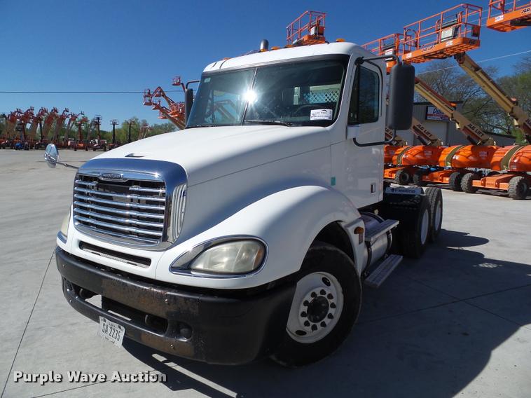 image for item L5536 2005 Freightliner Columbia semi truck