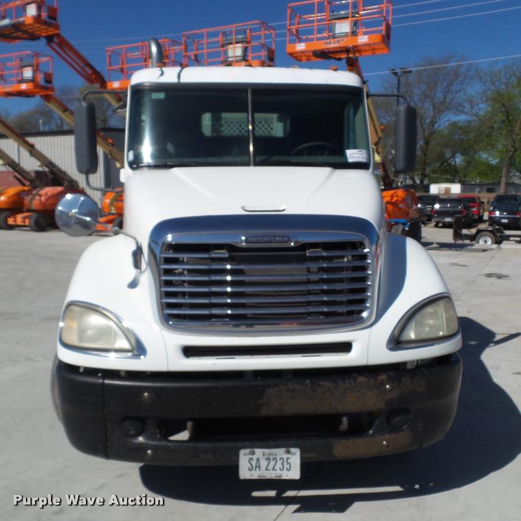 image for item L5536 2005 Freightliner Columbia semi truck