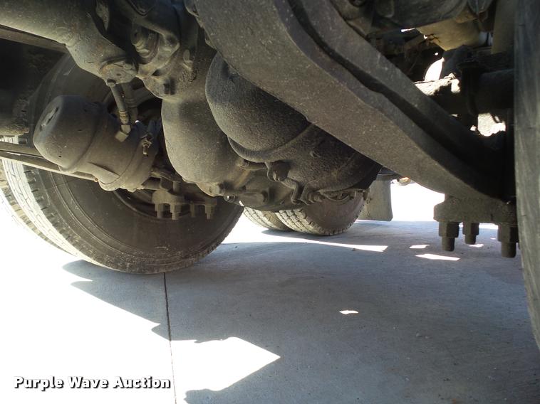 image for item L5536 2005 Freightliner Columbia semi truck