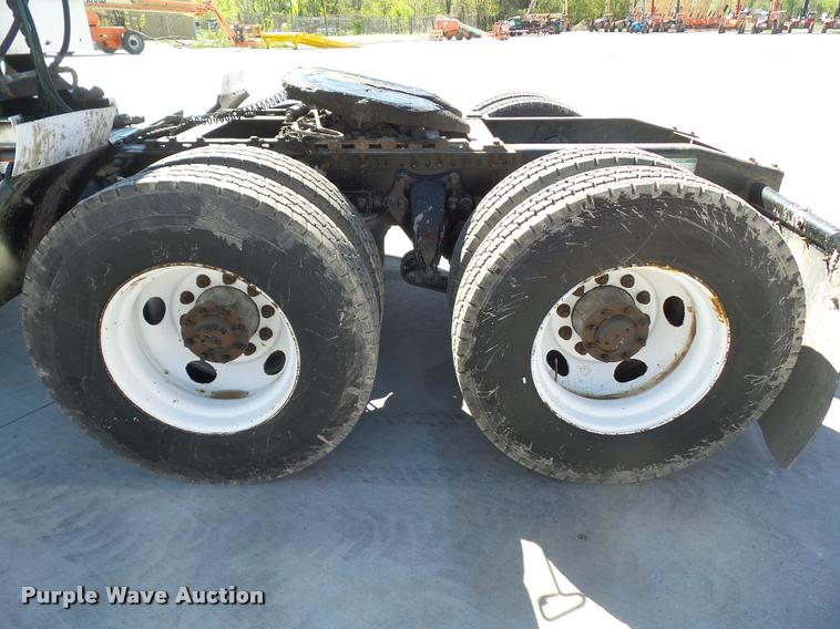 image for item L5536 2005 Freightliner Columbia semi truck