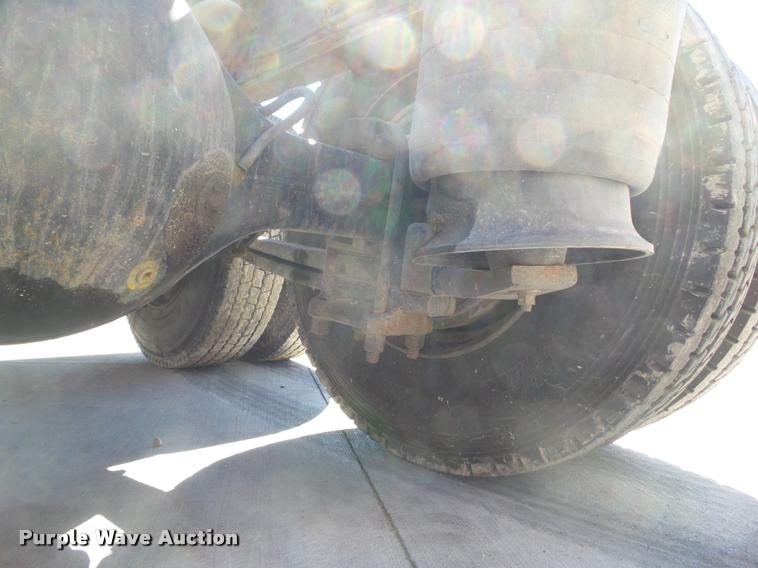 image for item L5536 2005 Freightliner Columbia semi truck