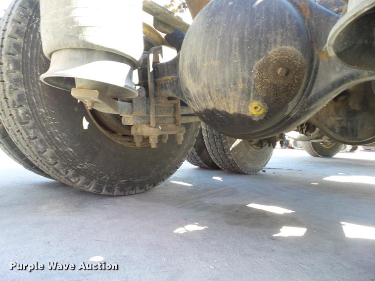 image for item L5536 2005 Freightliner Columbia semi truck