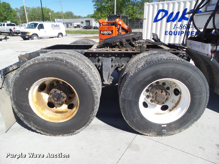 image for item L5536 2005 Freightliner Columbia semi truck