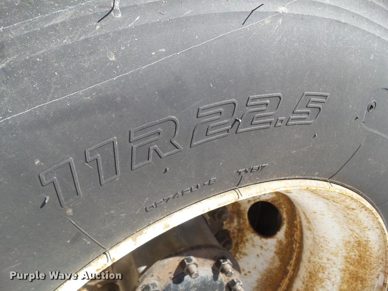 image for item L5536 2005 Freightliner Columbia semi truck