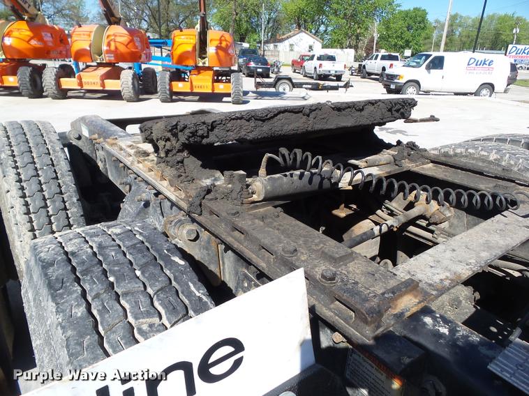 image for item L5536 2005 Freightliner Columbia semi truck