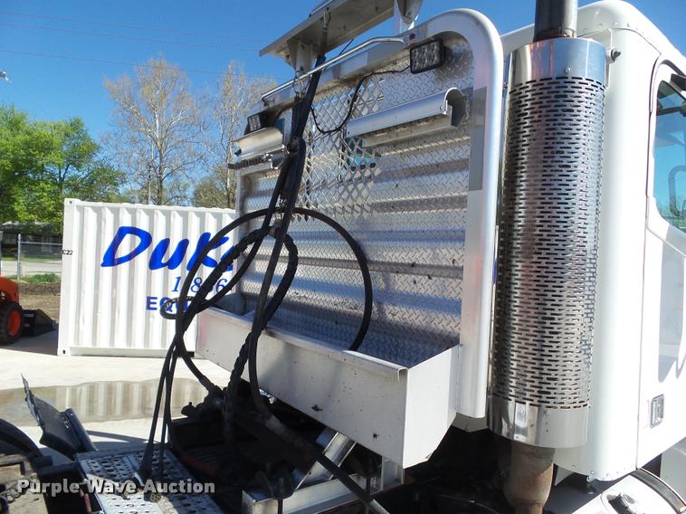 image for item L5536 2005 Freightliner Columbia semi truck