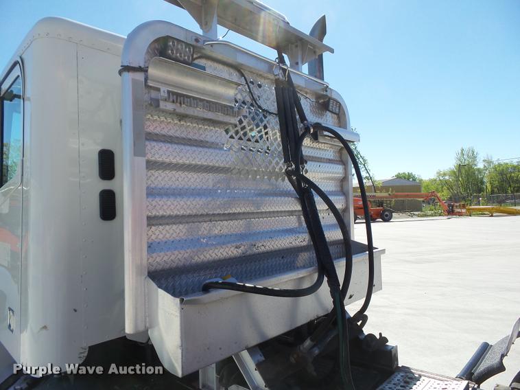 image for item L5536 2005 Freightliner Columbia semi truck