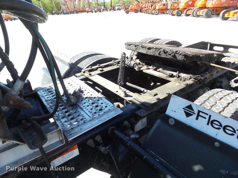 image for item L5536 2005 Freightliner Columbia semi truck