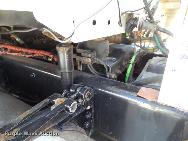 image for item L5536 2005 Freightliner Columbia semi truck