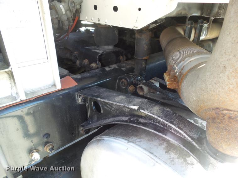 image for item L5536 2005 Freightliner Columbia semi truck