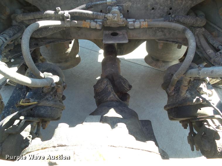 image for item L5536 2005 Freightliner Columbia semi truck