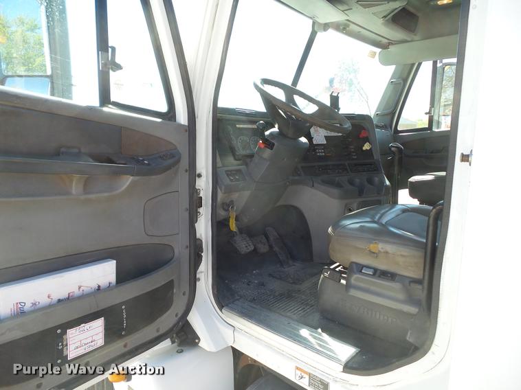 image for item L5536 2005 Freightliner Columbia semi truck