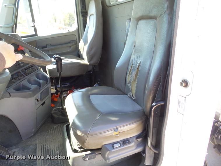 image for item L5536 2005 Freightliner Columbia semi truck