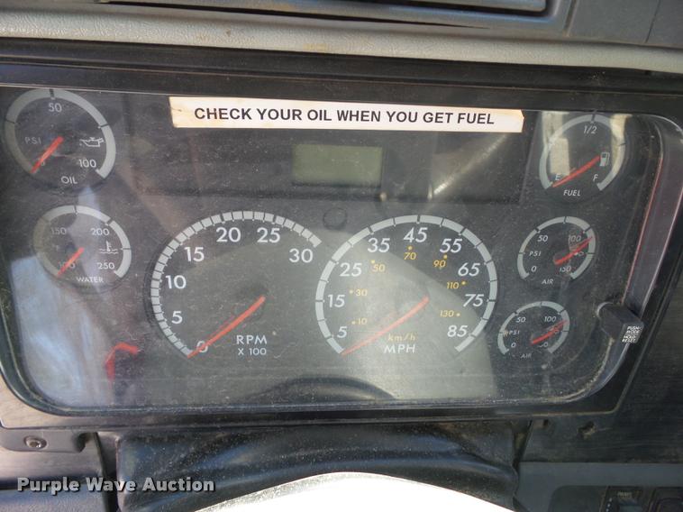 image for item L5536 2005 Freightliner Columbia semi truck