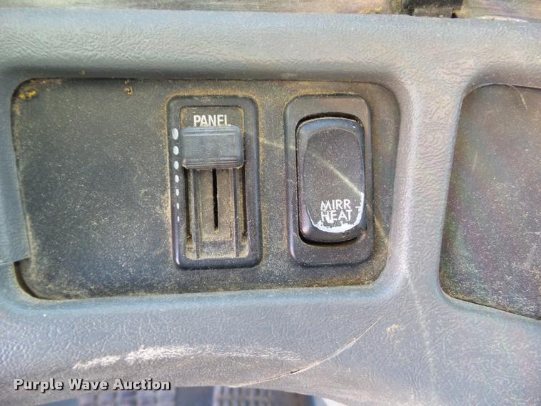 image for item L5536 2005 Freightliner Columbia semi truck