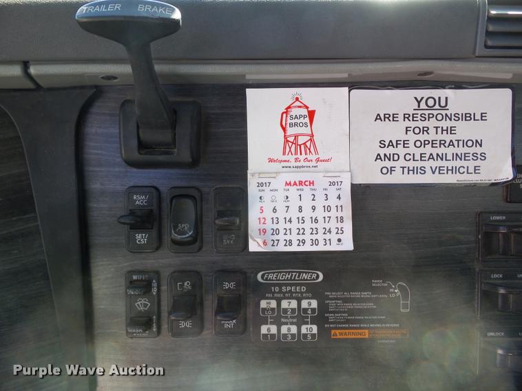 image for item L5536 2005 Freightliner Columbia semi truck