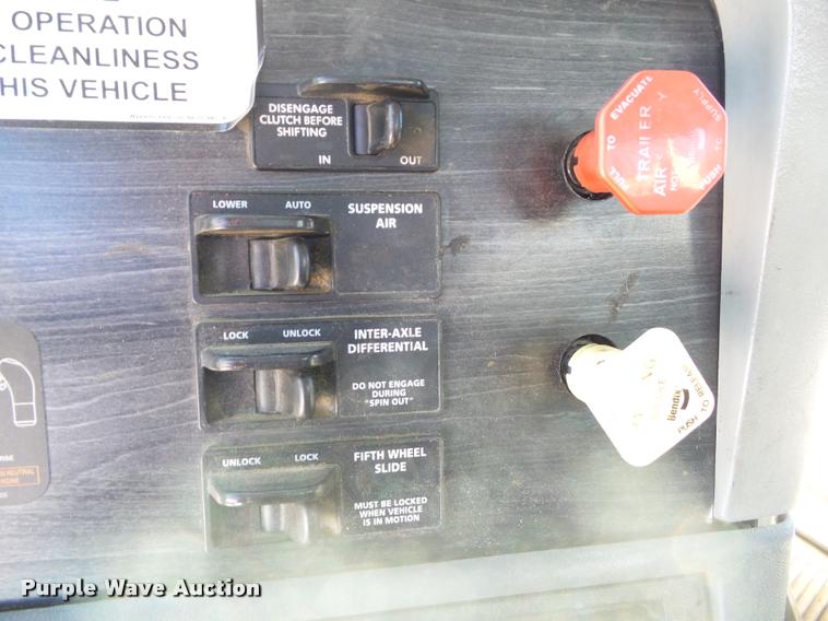 image for item L5536 2005 Freightliner Columbia semi truck