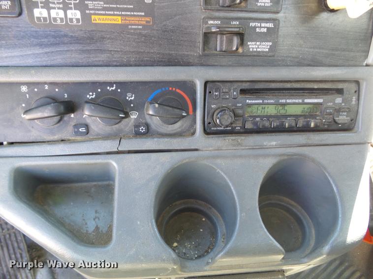 image for item L5536 2005 Freightliner Columbia semi truck