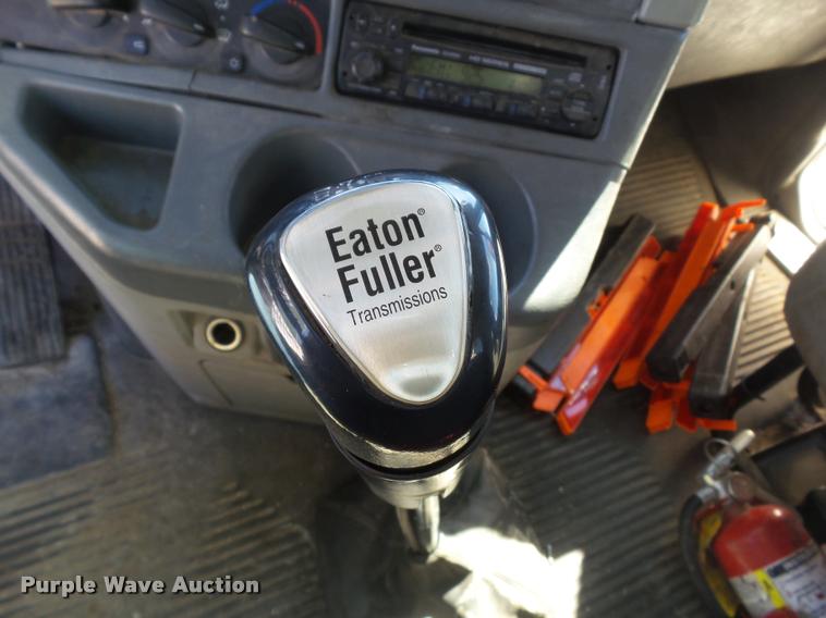 image for item L5536 2005 Freightliner Columbia semi truck