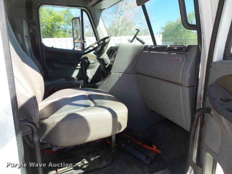 image for item L5536 2005 Freightliner Columbia semi truck