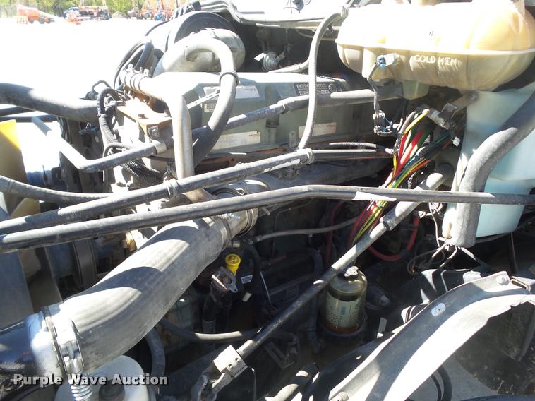 image for item L5536 2005 Freightliner Columbia semi truck