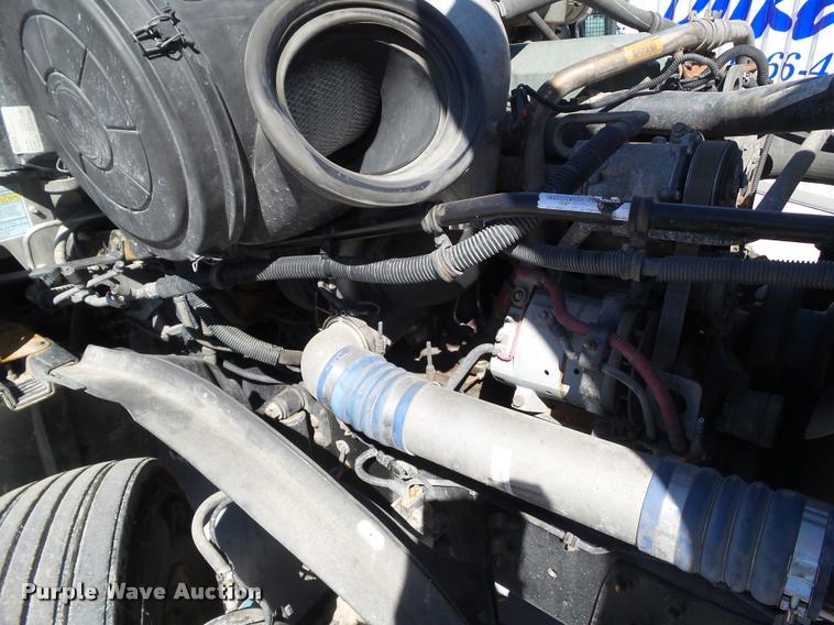 image for item L5536 2005 Freightliner Columbia semi truck