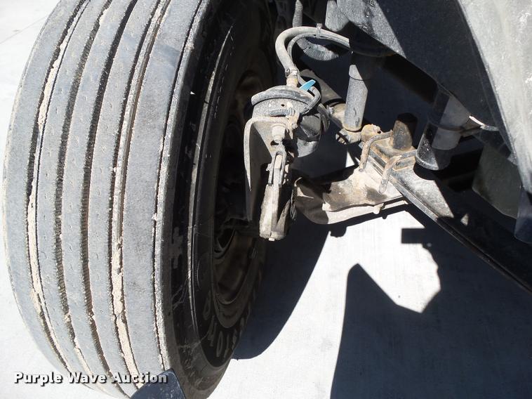 image for item L5536 2005 Freightliner Columbia semi truck