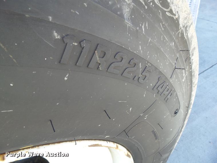 image for item L5536 2005 Freightliner Columbia semi truck