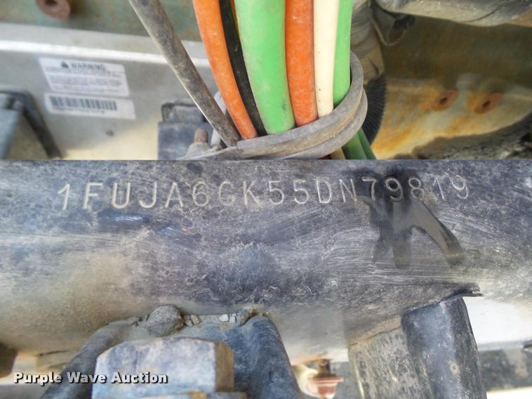 image for item L5536 2005 Freightliner Columbia semi truck