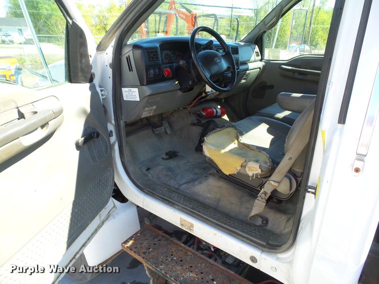 image for item L5537 2005 Ford F650 Super Duty rollback truck