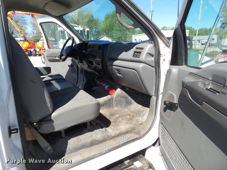 image for item L5537 2005 Ford F650 Super Duty rollback truck