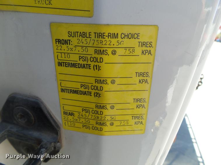 image for item L5537 2005 Ford F650 Super Duty rollback truck