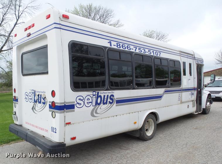 image for item CB9998 2001 International 3400 shuttle bus