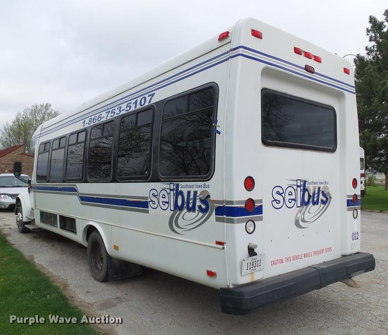 image for item CB9998 2001 International 3400 shuttle bus