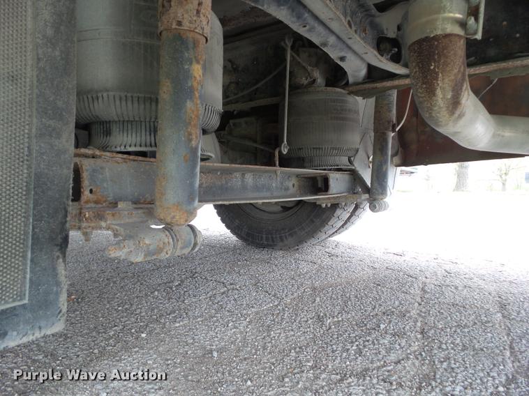 image for item CB9998 2001 International 3400 shuttle bus