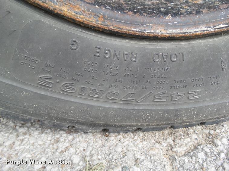 image for item CB9998 2001 International 3400 shuttle bus