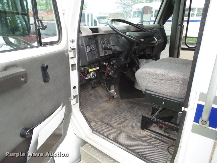 image for item CB9998 2001 International 3400 shuttle bus