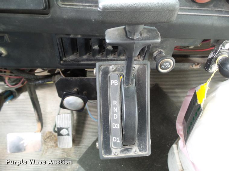 image for item CB9998 2001 International 3400 shuttle bus