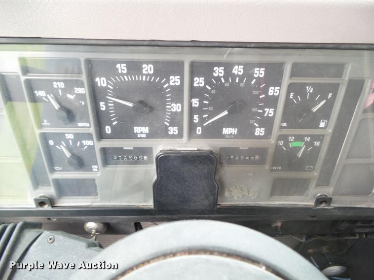 image for item CB9998 2001 International 3400 shuttle bus