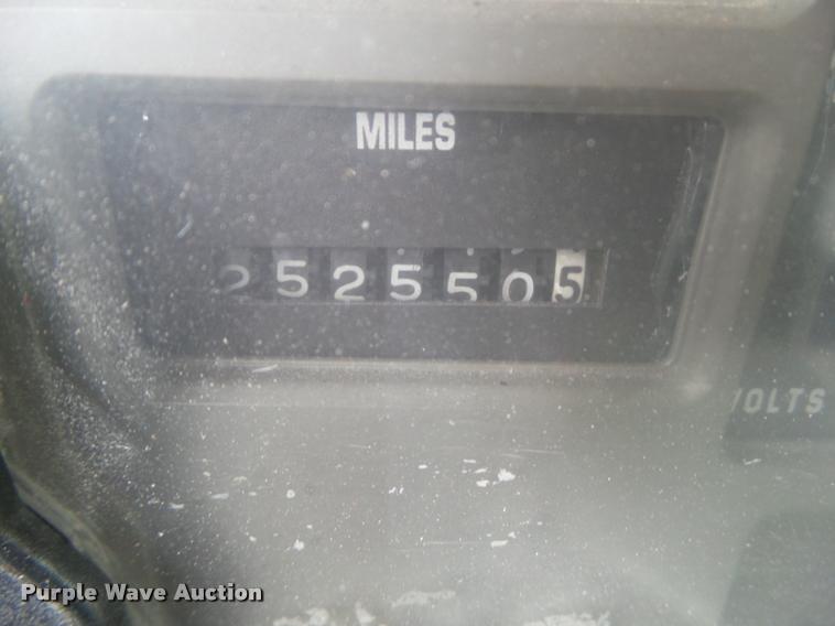 image for item CB9998 2001 International 3400 shuttle bus