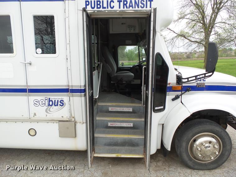 image for item CB9998 2001 International 3400 shuttle bus