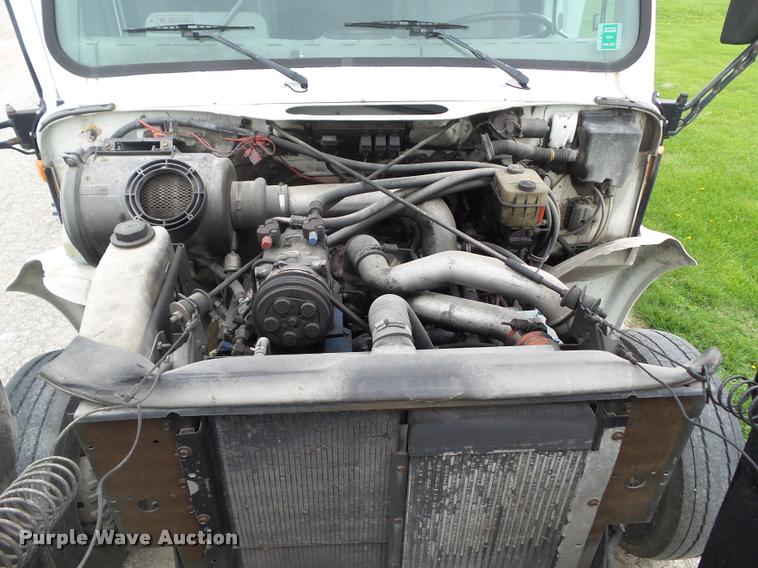 image for item CB9998 2001 International 3400 shuttle bus