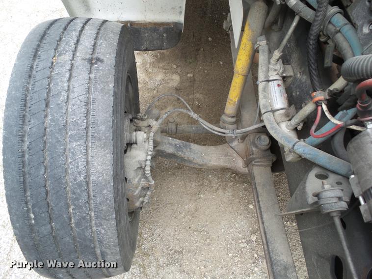 image for item CB9998 2001 International 3400 shuttle bus