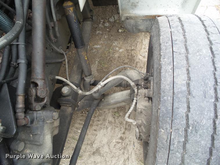 image for item CB9998 2001 International 3400 shuttle bus