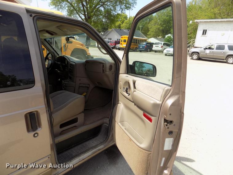 image for item DA0700 2003 Chevrolet Astro van