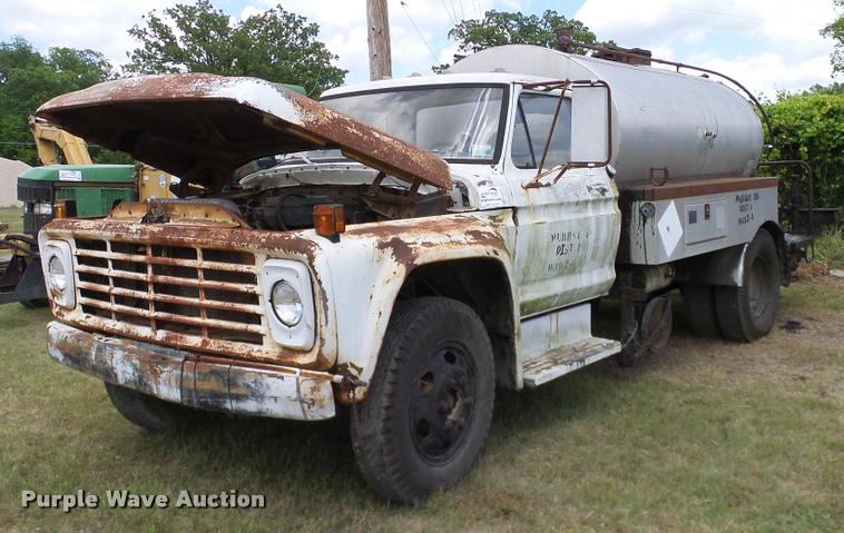 image for item DA6122 1977 Ford F600 oil distributor truck