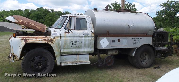 image for item DA6122 1977 Ford F600 oil distributor truck